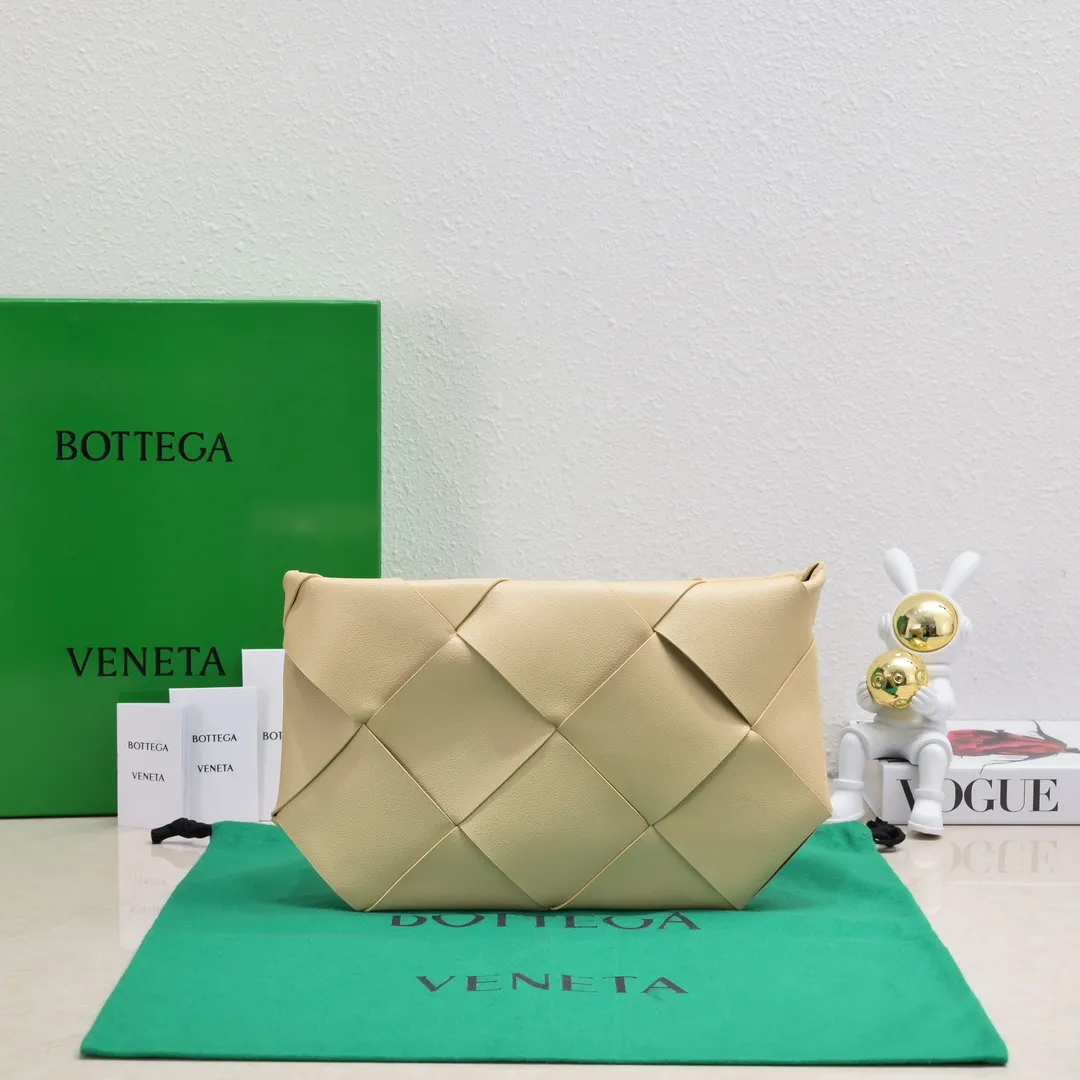 B's new lightweight shape-changing design handbag, suitable for both men and women, suitable for daily use, from small woven to large woven, simple and easy to wear, the leather has the best feel, a worth buying item, size 35*19*1cm [6689#]